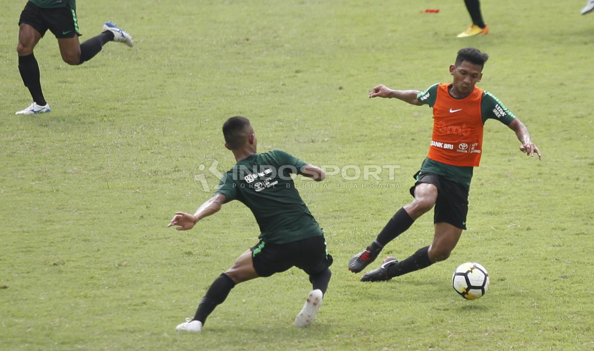 Teuku Muhammad Ichsan (kanan) melewati hadangan Sani Rizky Fauzi pada internal game Timnas U-23 di stadion Madya, Senayan, Sabtu (09/03/19).