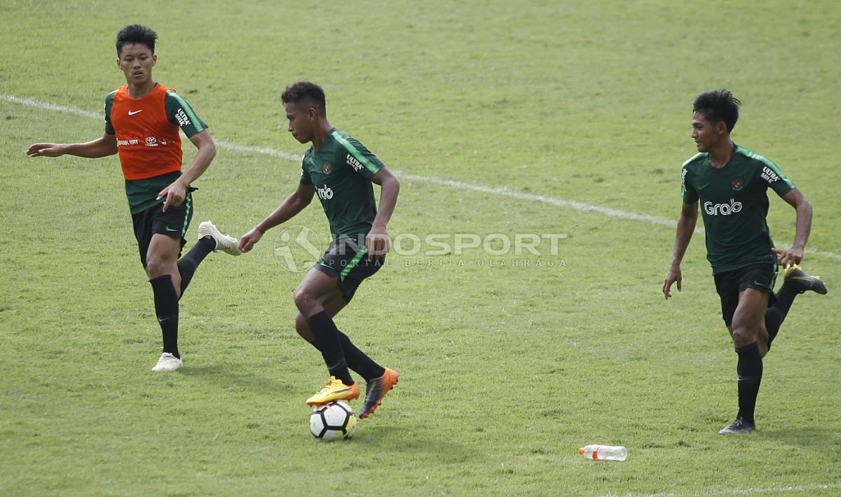 Osvaldo Haay (tengah) sedang menguasai bola pada internal game Timnas U-23 di stadion Madya, Senayan, Sabtu (09/03/19).