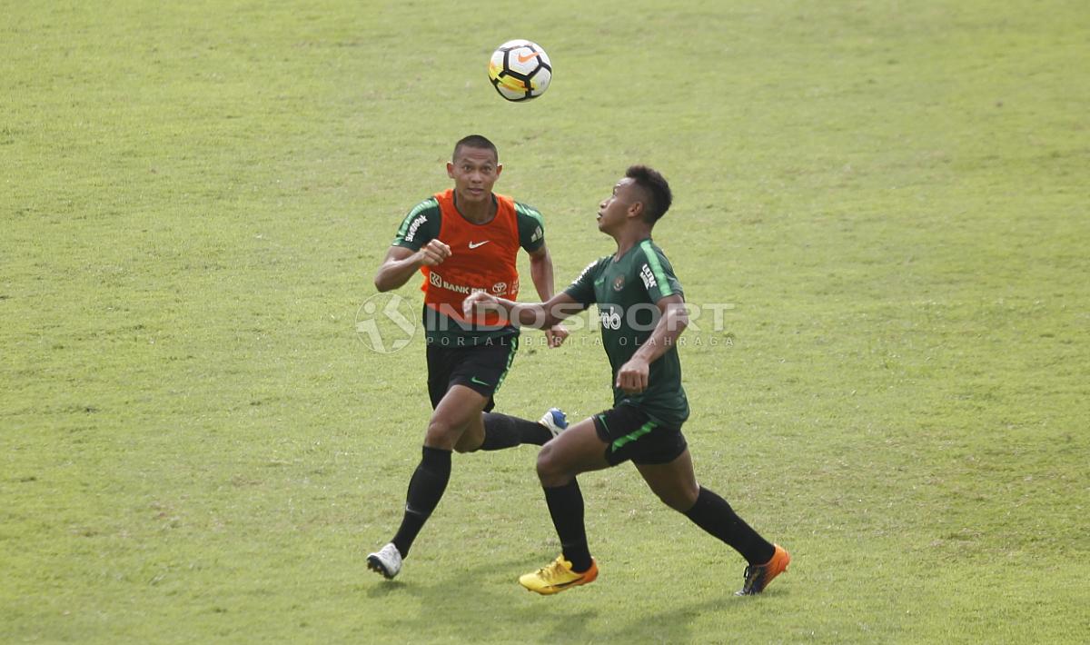 Duel antara Andi Setyo (kiri) dan Osvaldo Haay pada internal game Timnas U-23 di stadion Madya, Senayan, Sabtu (09/03/19).
