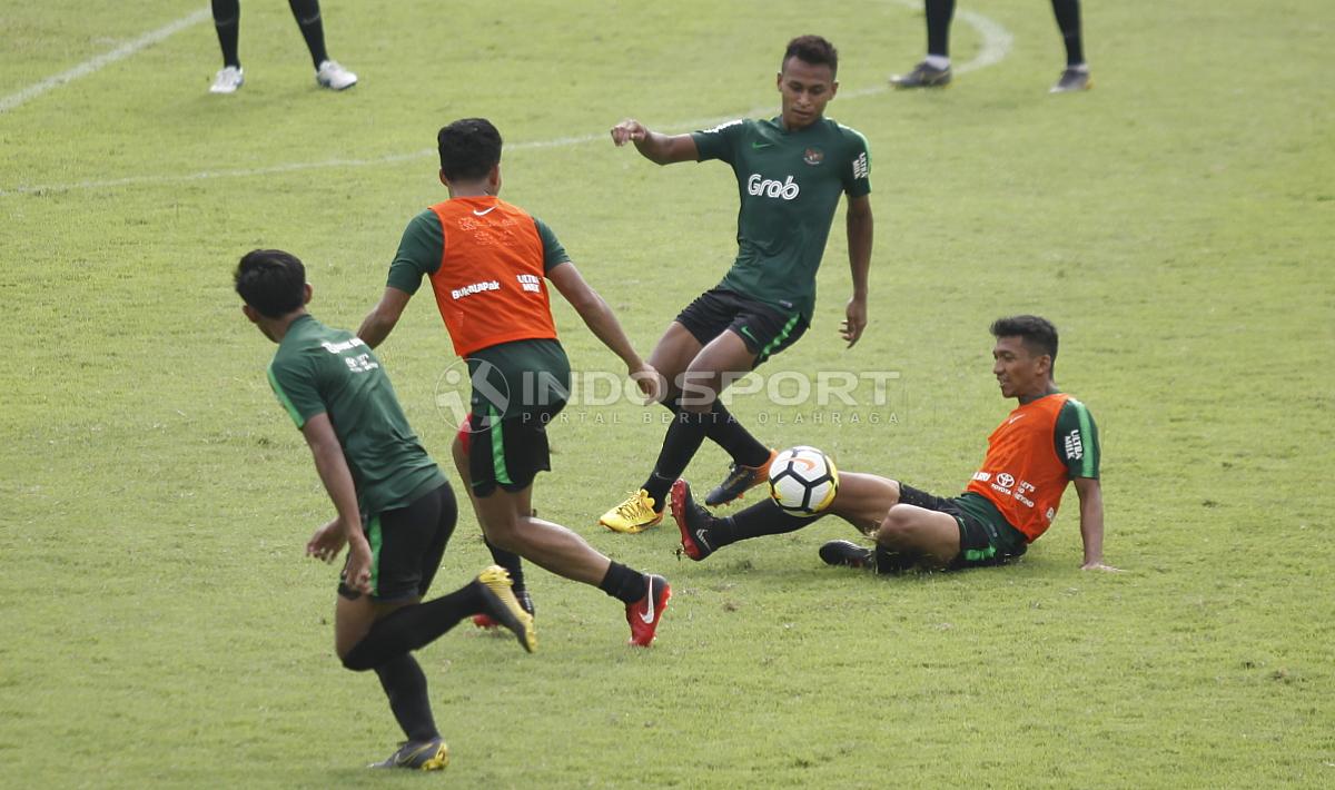Perebutan bola para pemain Timnas U-23 pada internal game Timnas U-23 di Stadion Madya, Senayan, Sabtu (09/03/19).