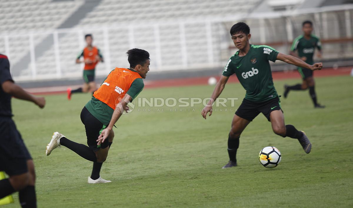 Feby Eka Putra (kiri) mencoba melewati hadangan Firza Andika (kanan) pada internal game Timnas U-23 di stadion Madya, Senayan, Sabtu (09/03/19).