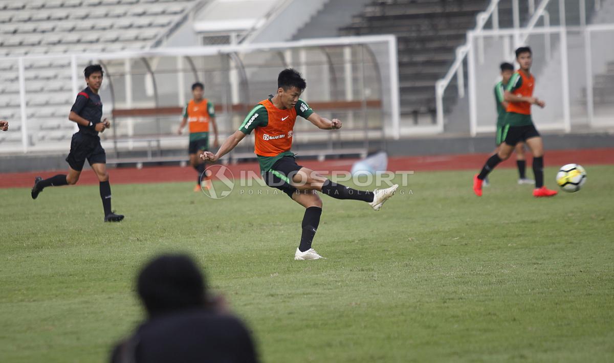 Aksi Feby Eka Putra saat melepaskan tendangan jarak jauh dan tercipta gol ke gawang M. Riyandi pada internal game Timnas U-23 di stadion Madya, Senayan, Sabtu (09/03/19).