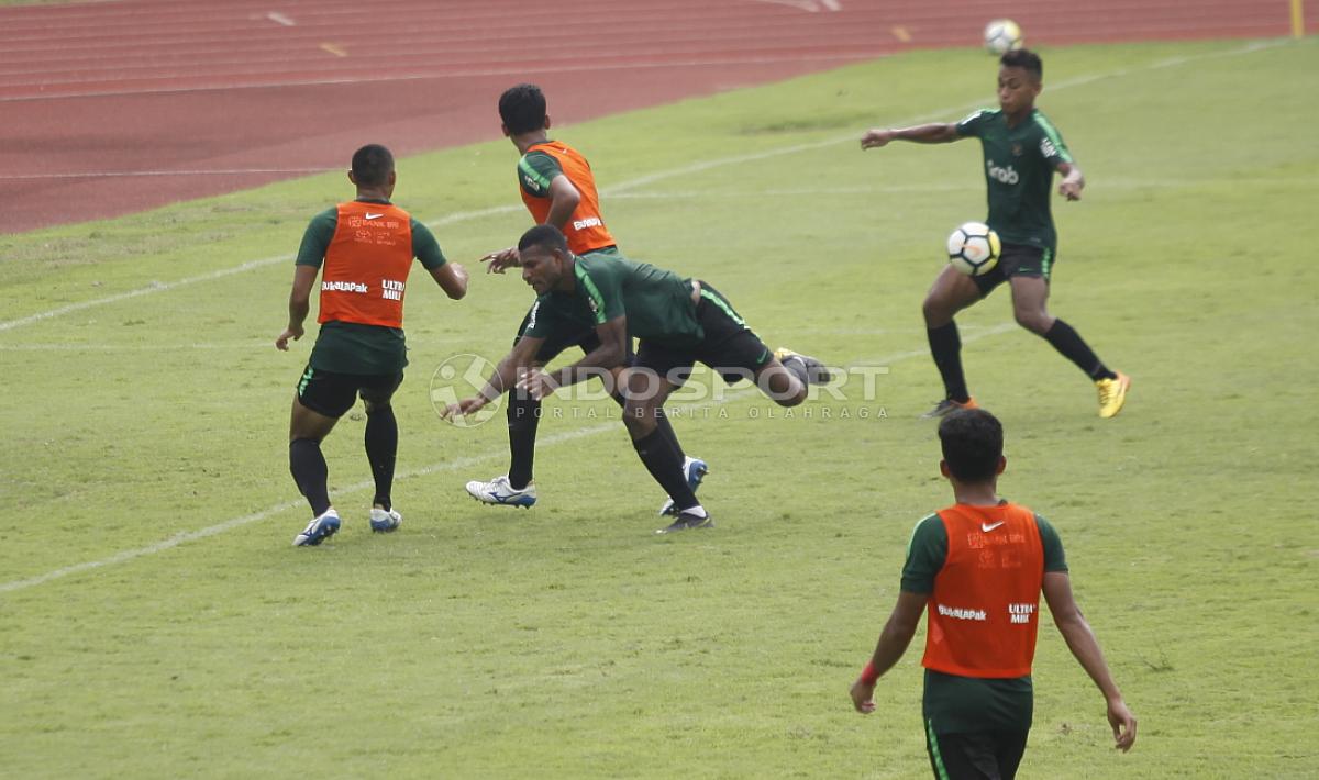Marinus Wanewar (tengah) gagal melakukan sundulan ke gawang pada internal game Timnas U-23 di stadion Madya, Senayan, Sabtu (09/03/19).
