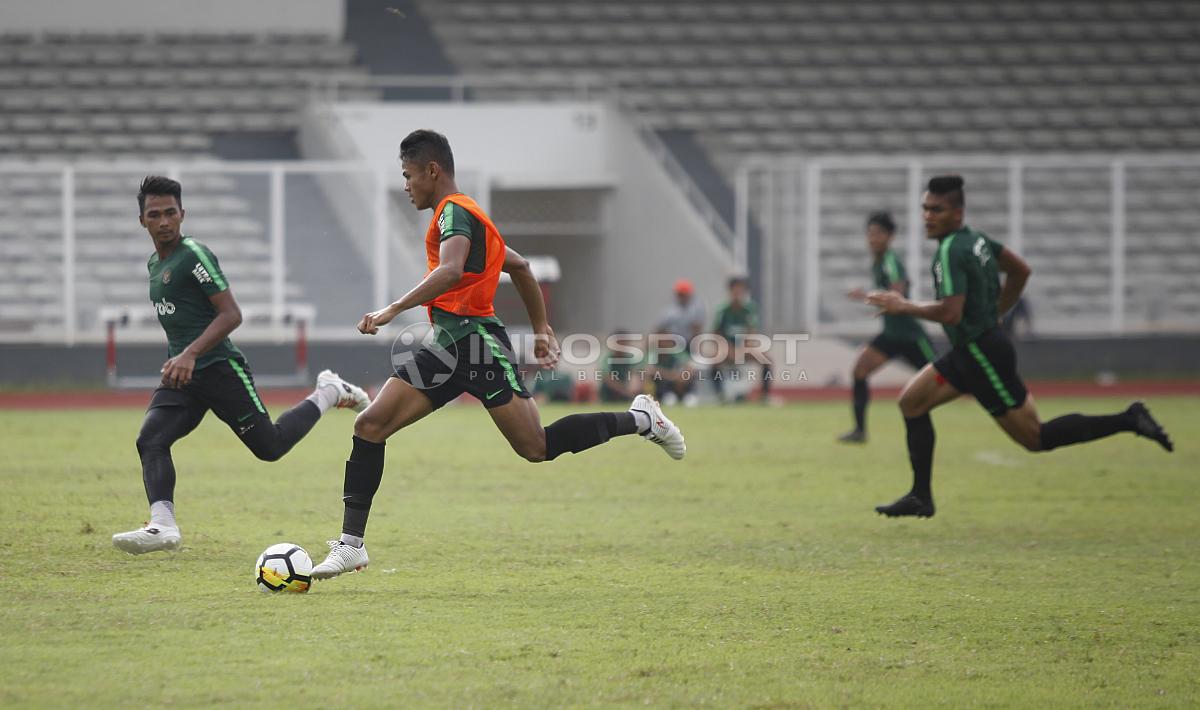 Aksi Dimas Drajad (tengah) menggiring bola dibayangi oleh Bagas Adi (kiri) pada internal game Timnas U-23 di stadion Madya, Senayan, Sabtu (09/03/19).