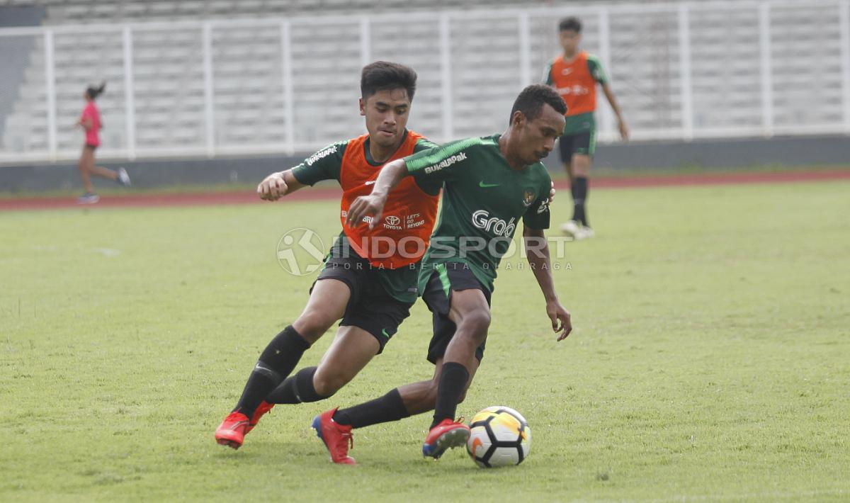Duel antara Todd Rivaldo Ferre (kanan) dengan Nurhidayat (kiri) pada internal game Timnas U-23 di stadion Madya, Senayan, Sabtu (09/03/19).