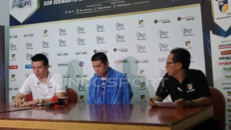 Konferensi pers Satria Muda di babak playoffs IBL oleh pelatih Youbel Sondakh dan salah satu pemain, Avan Seputra.