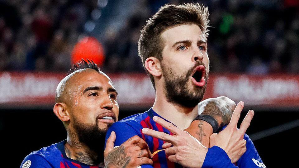 Selebrasi Gol Gerard Pique dengan Arturo Vidal, Minggu (10/03/19). Copyright: twitter.com/FCBarcelona