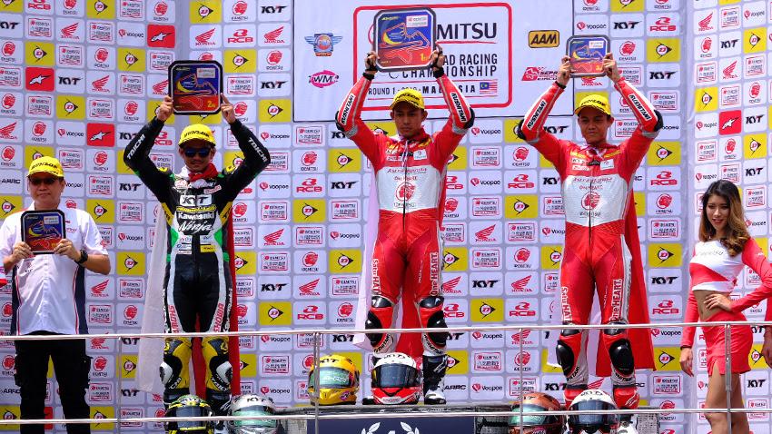 Lucky Hendriasya (tengah) di kejuaraan AP250, Sepang.
