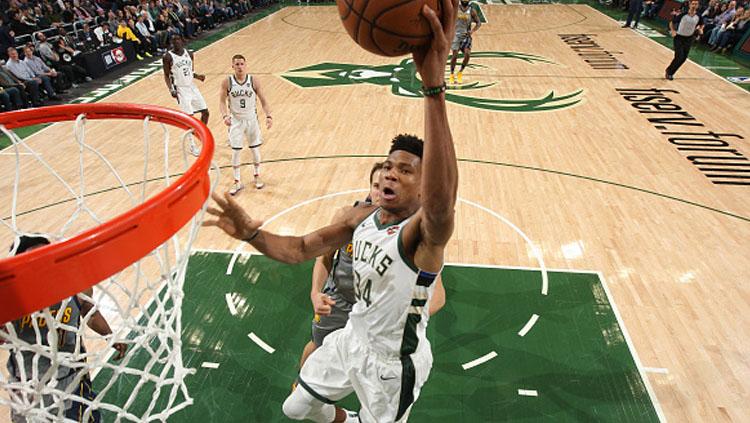 Giannis Antetokounmpo, bintang Boston Celtics saat ingin memasukkan bola ke dalam ring. Copyright: INDOSPORT