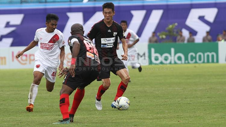 Pemain Persipura Jayapura Oh In-Kyun ketika memegang bola saat melawan PSM Makassar di Piala Presiden 2019, Minggu (10/03/19). Copyright: Ronald Seger Prabowo/INDOSPORT