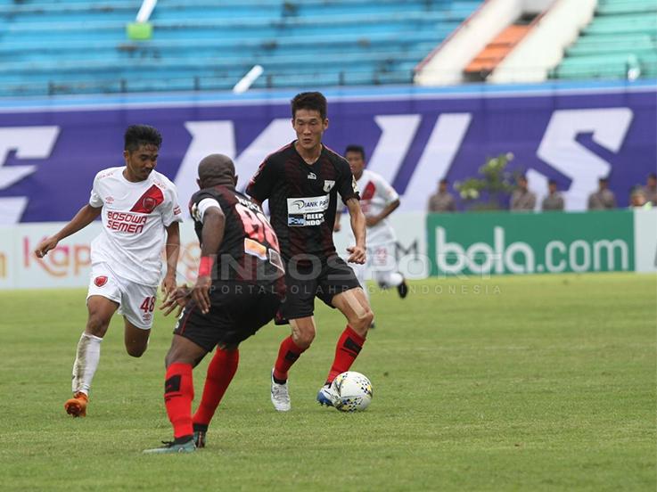 Pemain Persipura Jayapura Oh In-Kyun ketika memegang bola ketika melawan PSM Makassar di Piala Presiden 2019, Minggu (10/03/19). Copyright: Ronald Seger Prabowo/INDOSPORT