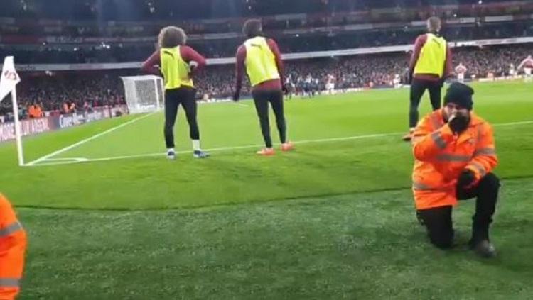 Matteo Guendouzi dan Alex Iwobi rela merunduk di lapangan agar fans dapat menyaksikan penalti Aubameyan