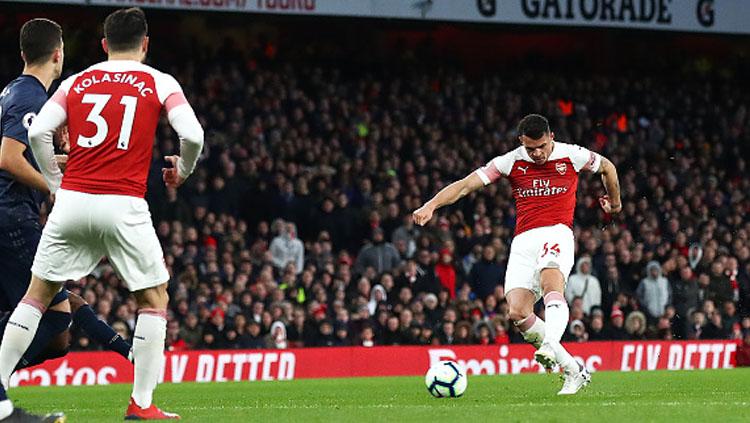 Granit Xhaka, gelandang serang Arsenal saat melepaskan tembakan ke arah gawang Manchester United. Copyright: INDOSPORT