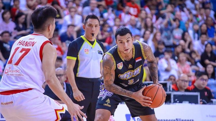 Duel antara pemain CLS Knights Surabaya vs Singapore Slingers di Asian Basketball League.