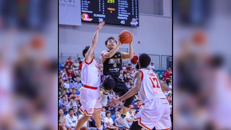 Duel antara pemain CLS Knights Surabaya vs Singapore Slingers di Asian Basketball League. Copyright: Humas ABL