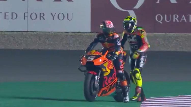 Johann Zarco memberikan tumpangan pada Andrea Iannone yang terjatuh di MotoGP Qatar 2019, Senin (11/03/19).