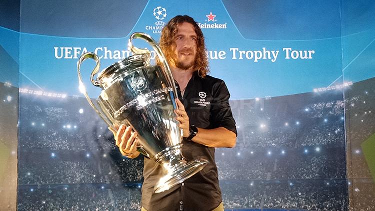 Legenda Barcelona, Carles Puyol, memamerkan trofi Liga Champions di Beer Hall, Jakarta, Senin (11/3/19).