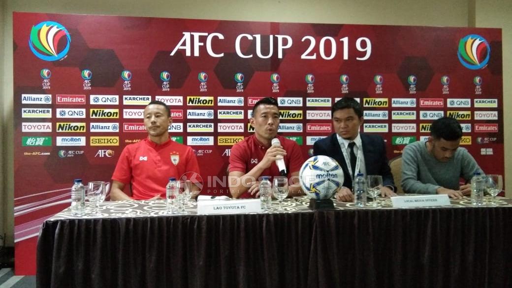 Pelatih Lao Toyota FC, Jun Fukuda saat preskon jelang melawan PSM Makassar. Copyright: Zainal Hasan/Indosport.com