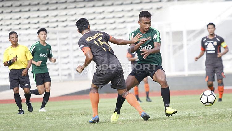 Pemain Timnas U-23, Osvaldo Haay dijaga ketat oleh pemain Semen Padang pada laga uji coba di Stadion Madya Senayan, Selasa (12/03/19).