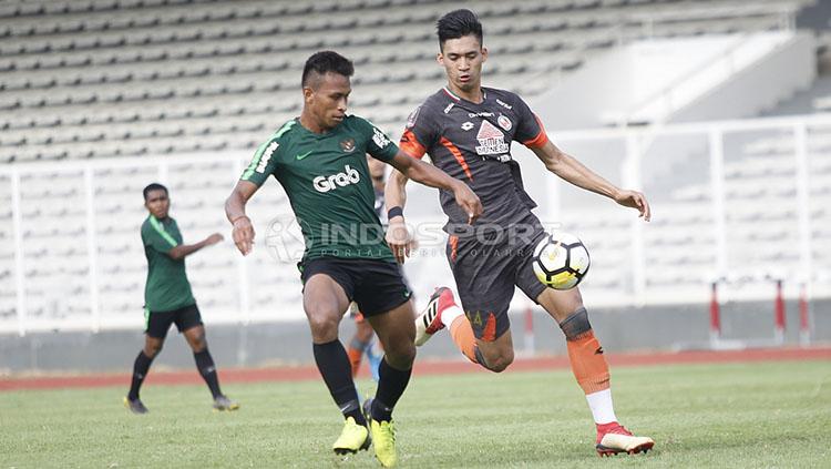 Duel antara pemain Timnas U-23, Osvaldo Haay yang dijaga ketat oleh pemain Semen Padang pada laga uji coba di stadion Madya Senayan, Selasa (12/03/19).
