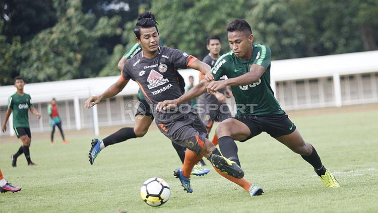 Pergerakan pemain Timnas Indonesia U-23, Osvaldo Haay dijaga ketat oleh lini pertahanan Semen Padang dalam laga uji coba di Stadion Mayda, Selasa (12/03/19).