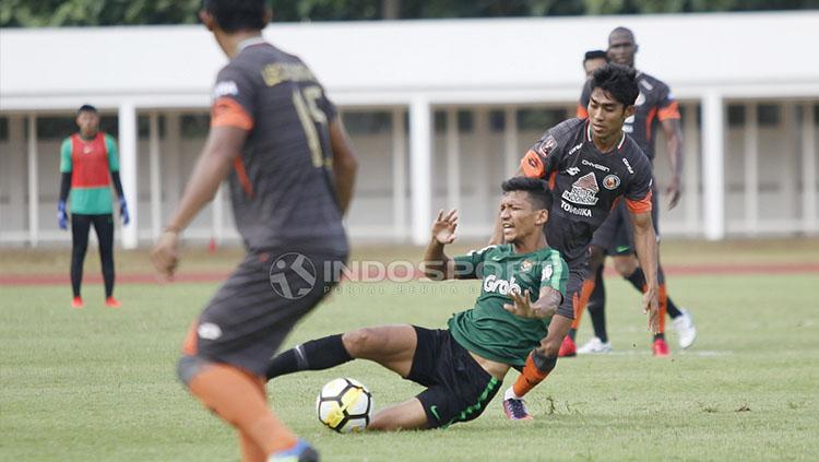 Pemain Timnas Indonesia U-23, TM Ichsan dijatuhkan pemain Semen Padang pada laga uji coba di Stadion Madya Senayan, Selasa (12/03/19).
