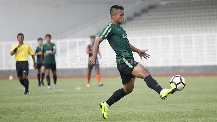Pemain Timnas U-23 terjebak offside pada laga uji coba di Stadion Madya Senayan, Selasa  (12/03/19). Kedua tim bermain imbang dengan skor 2-2.