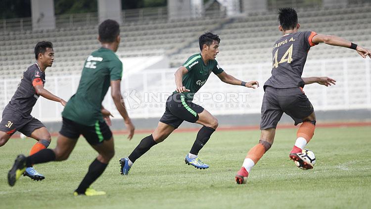 Aksi pemain Timnas Indonesia U-23, Hanif Sjahbandi melewati beberapa pemain Semen Padang pada laga uji coba di stadion Madya Senayan, Selasa (12/03/19).
