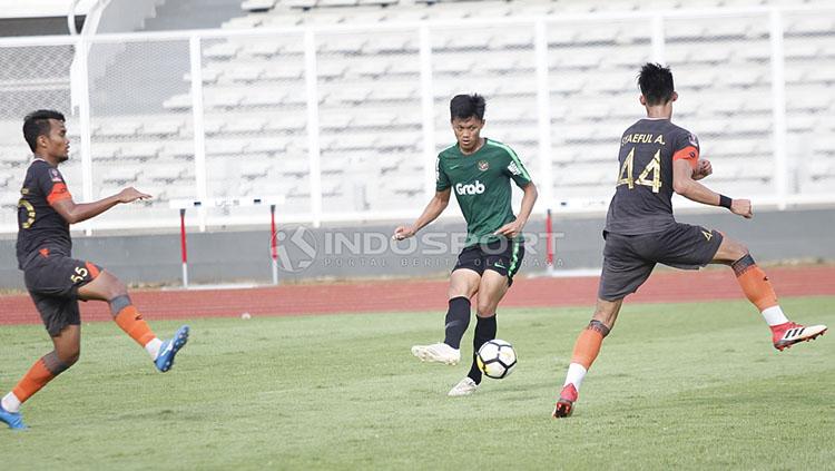 Pemain Timnas Indonesia U-23, Feby Eka Putra mencoba melakukan tendangan ke arah gawang Semen Padang pada laga uji coba di Stadion Madya Senayan, Selasa (12/03/19).