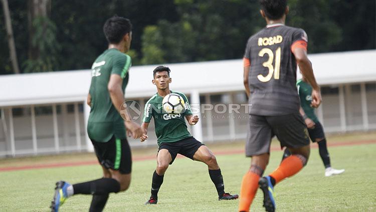 Pemain Timnas Indonesia U-23, TM Ichsan (tengah) saat memberikan umpan kepada rekannya pada laga uji coba di Stadion Madya Senayan, Selasa (12/03/19).