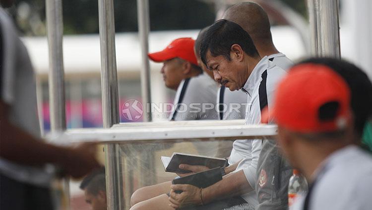 Pelatih Timnas Indonesia U-23, Indra Sjafri pada laga uji coba di Stadion Madya, Senayan, Selasa (12/03/19).