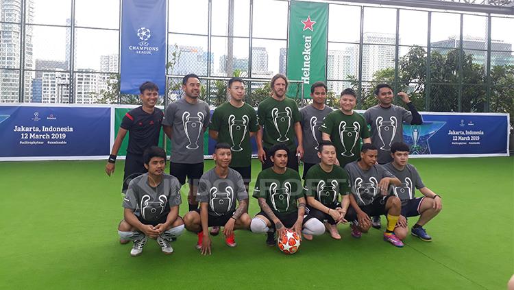 Legenda Barcelona, Carles Puyol, bersama legenda sepak bola Indonesia, Ponaryo Astaman, bermain futsal di Menara Imperium, Jakarta, Selasa (12/3/19). Copyright: Neneng Astrianti/INDOSPORT