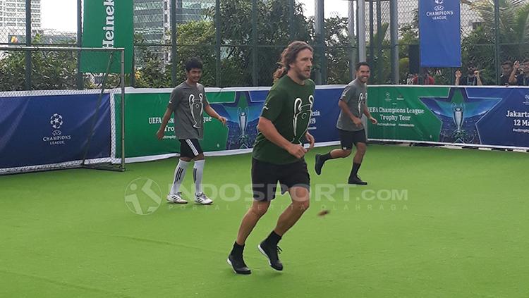 Legenda Barcelona, Carles Puyol, bersama legenda sepak bola Indonesia, Ponaryo Astaman, bermain futsal di Menara Imperium, Jakarta, Selasa (12/3/19). Copyright: Neneng Astrianti/INDOSPORT
