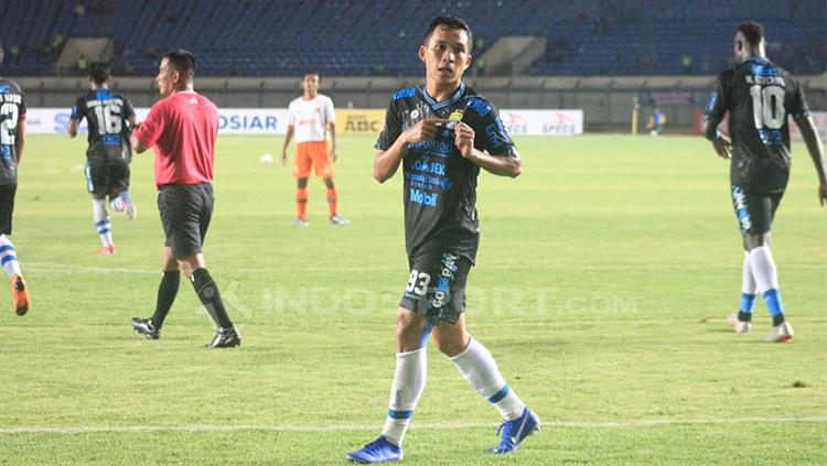 Selebrasi gol Erwin Ramdani ke gawang Perseru Serui. Copyright: Arif Rahman/INDOSPORT