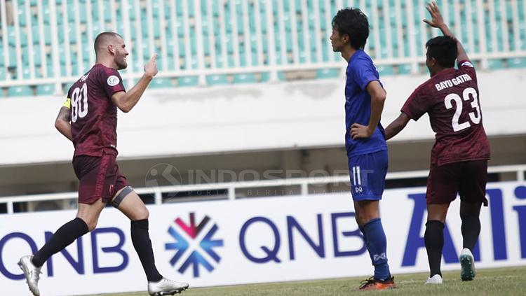 Wiljan Pluim dan Bayu Gatra akan melakukan selebrasi Copyright: Herry Ibrahim/INDOSPORT