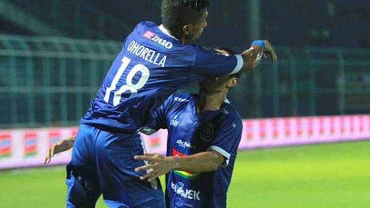 Aksi selebrasi pemain Arema FC usai cetak gol - INDOSPORT