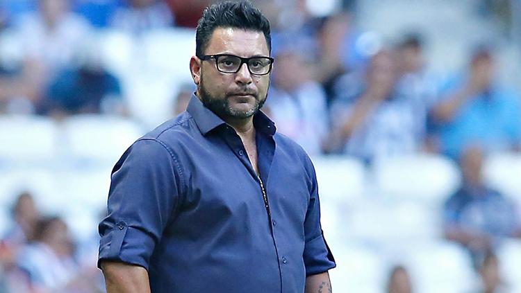 Pelatih Monterrey, Antonio Mohamed, menangis setelah mengantarkan timnya menjuarai Liga MX.
