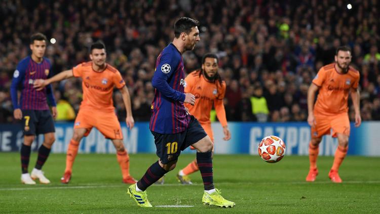 Lionel Messi lakukan penalti kontra Lyon di Liga Champions Copyright: Twitter