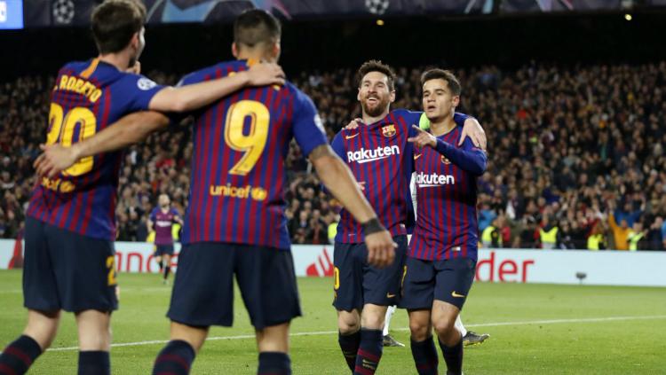 Pemain Barcelona Melakukan selebrasi