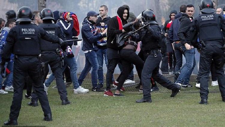 Fans Lyon bentrok dengan pihak kepolisian jelang laga kontra Barcelona - INDOSPORT