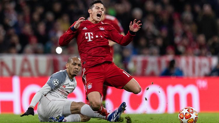 James Rodriguez meringis kesakitan ditekel Fabinho. Copyright: Getty Images