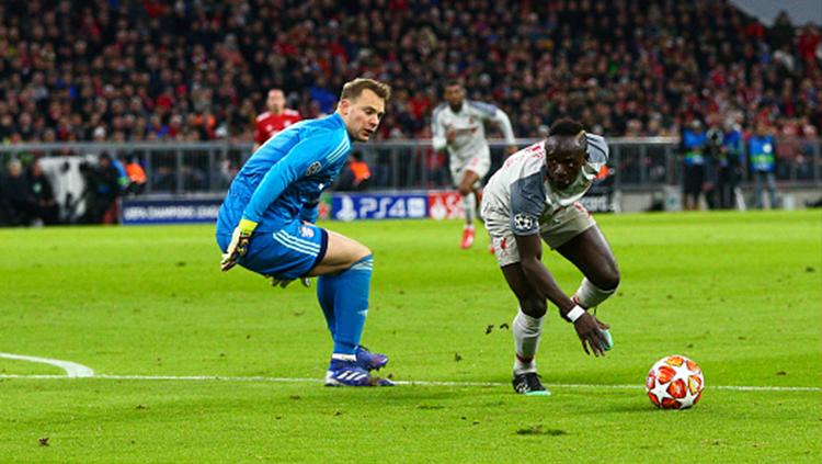 Sadio Mane mengecoh kiper Bayern Munchen, Manuel Neuer. Copyright: Getty Images