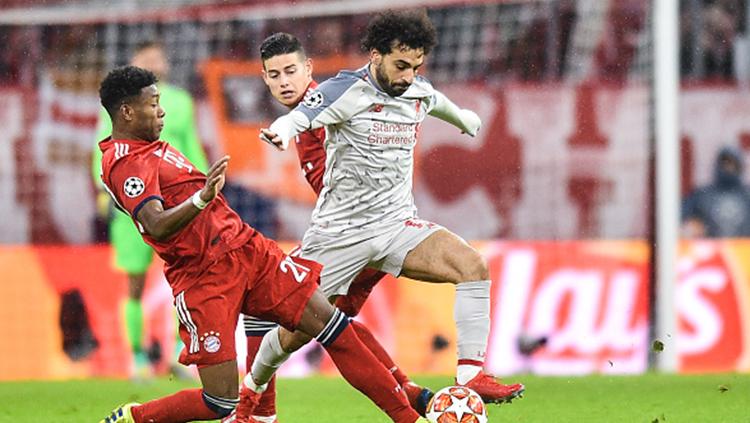 Mohamed Salah melewati adangan dua pemain Bayern Munchen.
