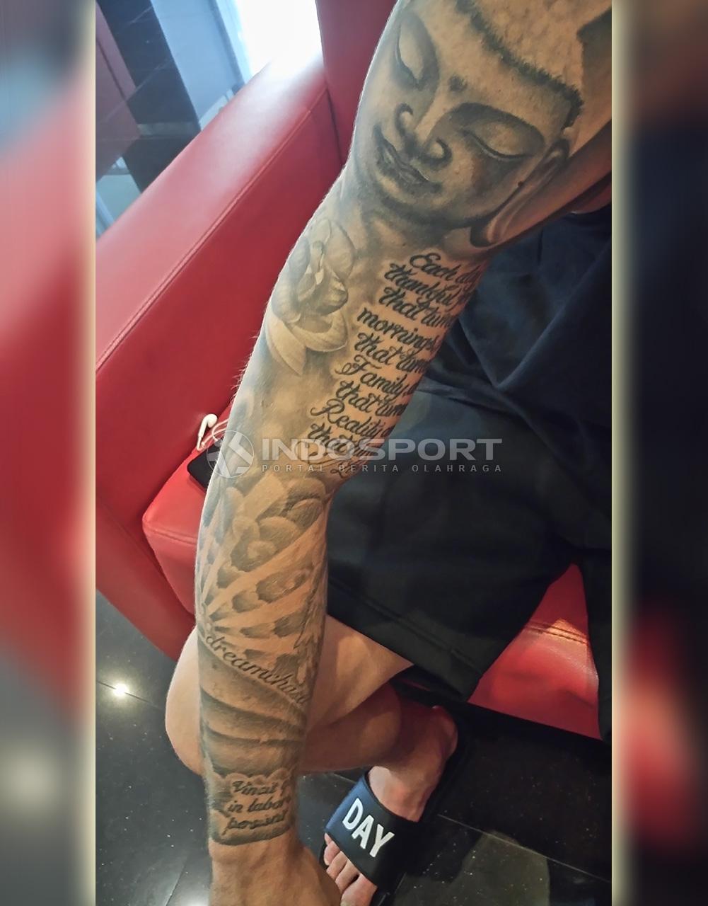 Pemain PSM Makassar, Marc Klok saat menunjukkan gambar tatto. Copyright: Indra Sena/Indosport.com