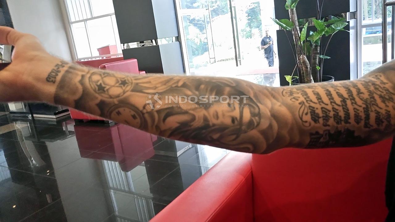 Pemain PSM Makassar, Marc Klok saat menunjukkan gambar tatto. Copyright: Indra Sena/Indosport.com