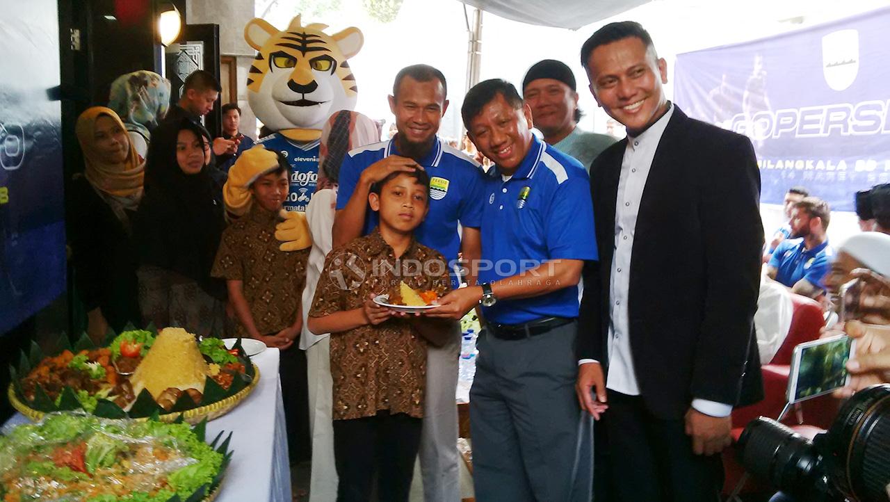 Kapten Persib, Supardi Nasir dan Komisaris PT PBB, Kuswara S Taryono berfoto bersama salah seorang anak panti asuhan An-Nida Rosada.