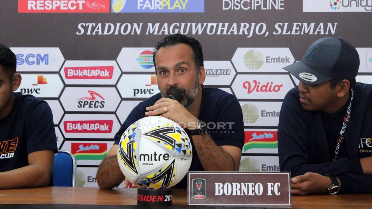 Pelatih Borneo FC, Fabio Lopez saat konfrensi pers. Copyright: Ronald Seger Prabowo/Indosport.com