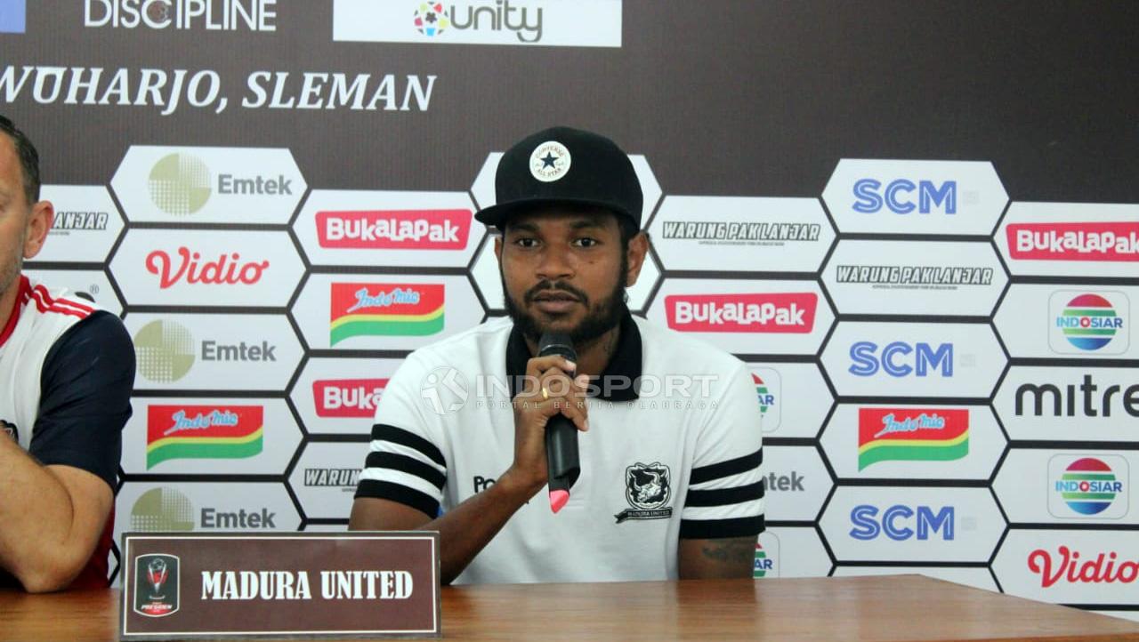 Pemain Madura United, Fandri Imbiri saat kofrensi pers.