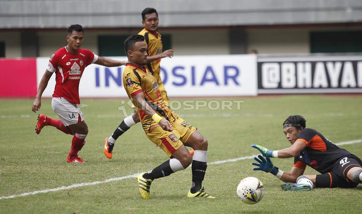 Pemain Mitra Kukar tengah mengeksekusi bola ke arah gawang Semen Padang Copyright: Herry Ibrahim/INDOSPORT