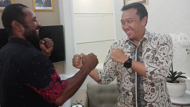 Petinju Asal Papua, Geisler AP saat berfoto bersama Menpora RI, Imam Nahrawi. - INDOSPORT